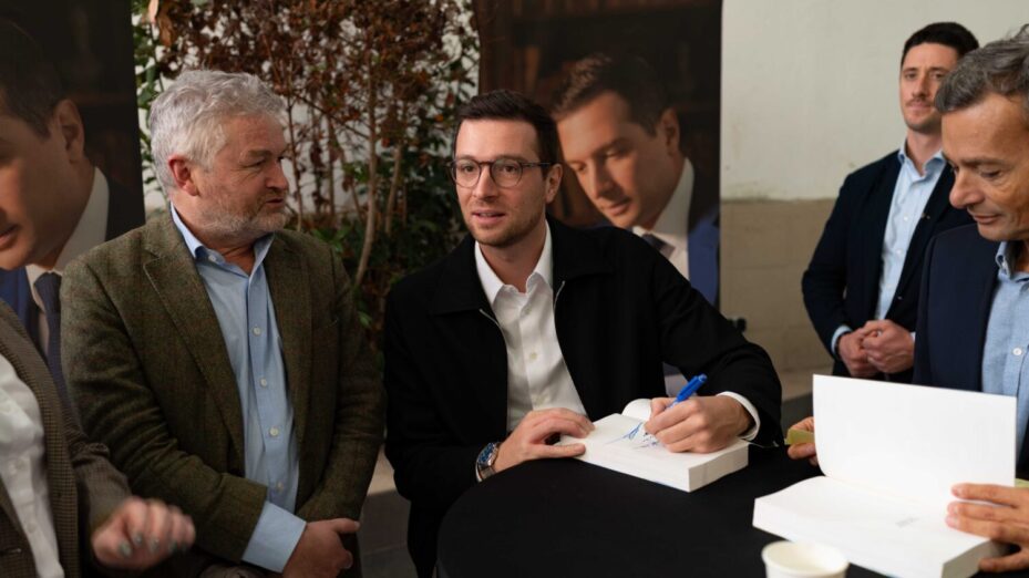 Jordan Bardella en dédicace à Marseille