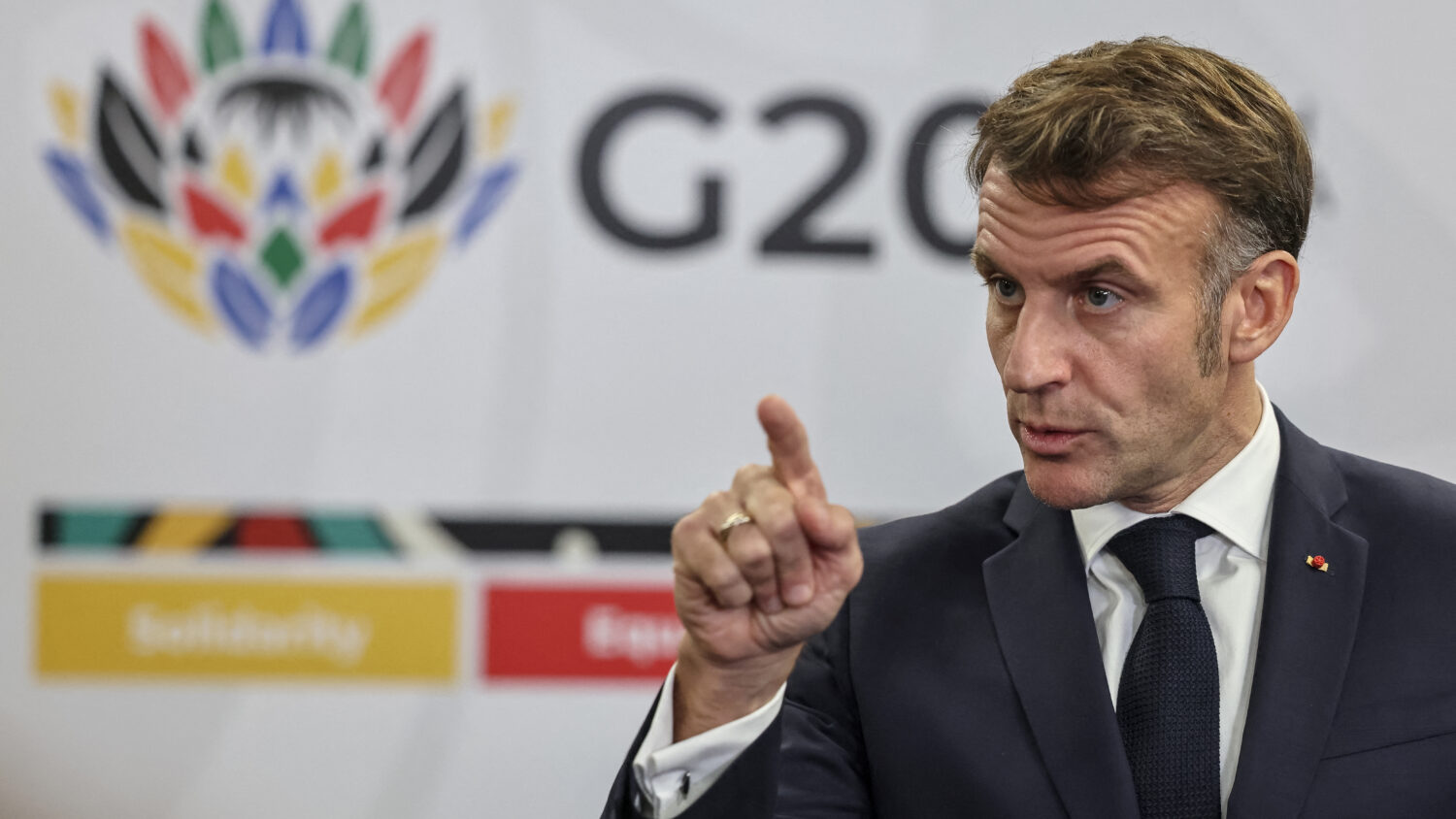 
		Commentaires sur Popularité : Macron touche le fond et crispe les Français, Lecornu dévisse par CathB		