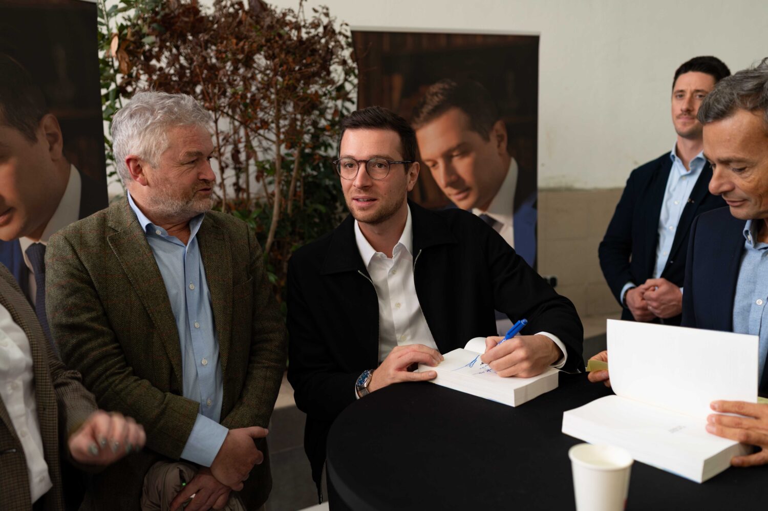 Jordan Bardella en dédicace à Marseille