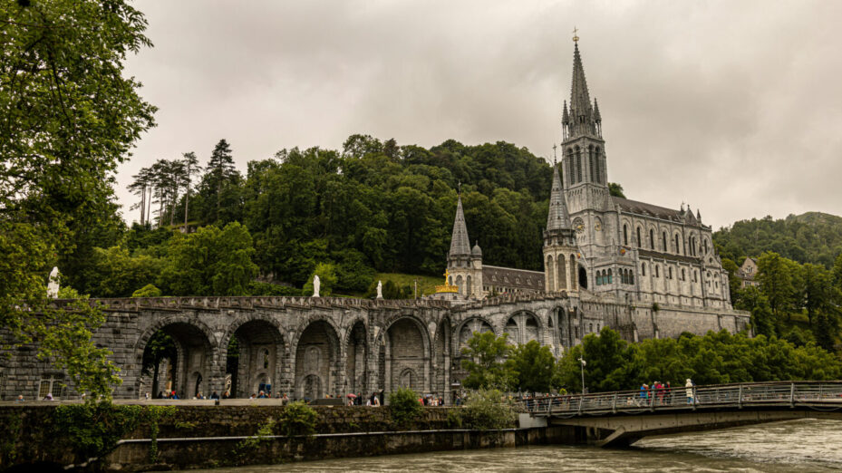 Photo de Regan Dsouza: https://www.pexels.com/fr-fr/photo/cathedrale-de-lourdes-dans-un-ecrin-de-verdure-majestueux-32848369/