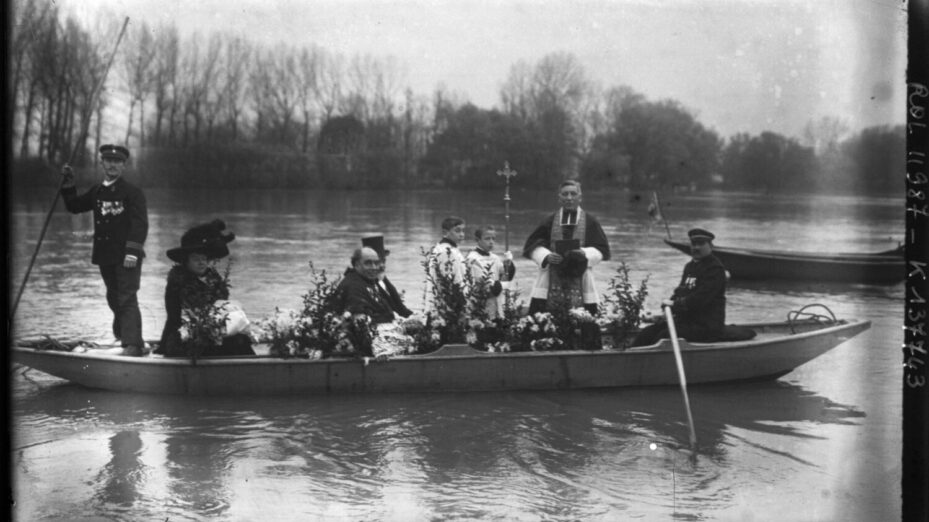 En 1910, bénédiction d'un bateau de sauvetage sur la Seine à Nanterre. @Wikimedia commons