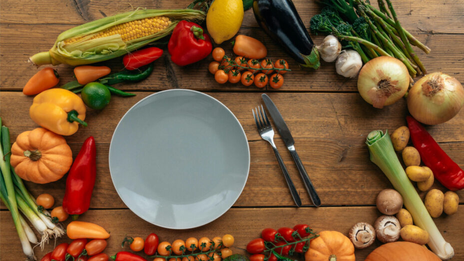 Photo de Viktoria  Slowikowska: https://www.pexels.com/fr-fr/photo/tomate-rouge-a-cote-de-piment-vert-et-banane-jaune-5677703/