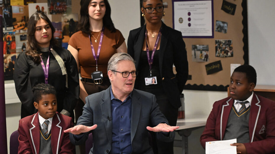Keir Starmer explique le plan anti-misogynie à des élèves de sixième et de terminale de l'école St Mary Magdalene, à Londres. (Photo : Eddie Mulholland / POOL / AFP)