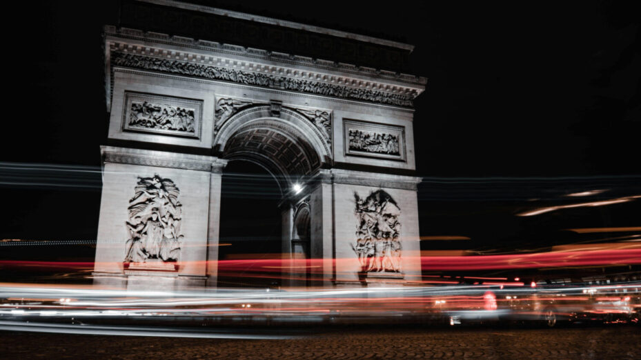 Photo de Mhajr Invincible: https://www.pexels.com/fr-fr/photo/route-france-monument-nuit-4310975/