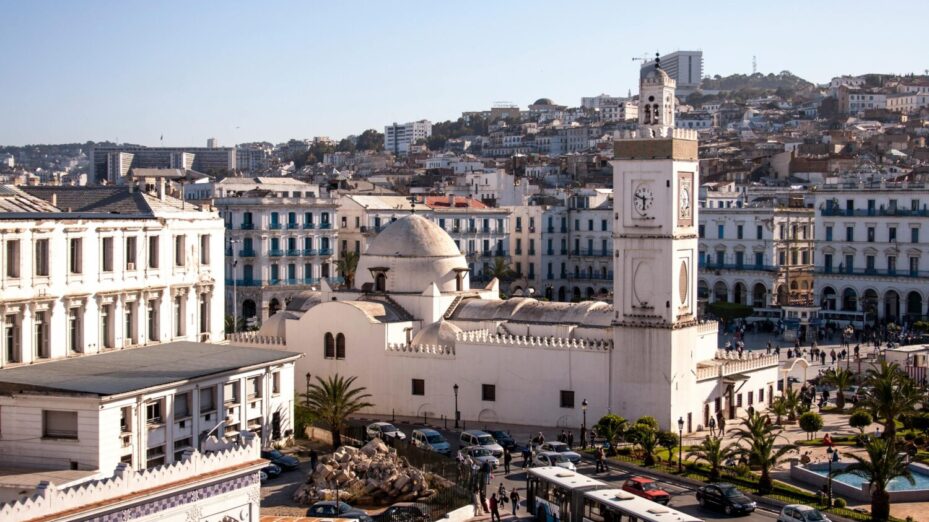 Photo de Mohamed Guerss: https://www.pexels.com/fr-fr/photo/ville-vehicules-monument-batiments-13744467/