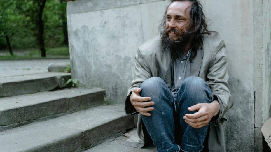 Photo de MART  PRODUCTION: https://www.pexels.com/fr-fr/photo/rue-banniere-etre-assis-exterieur-8078418/