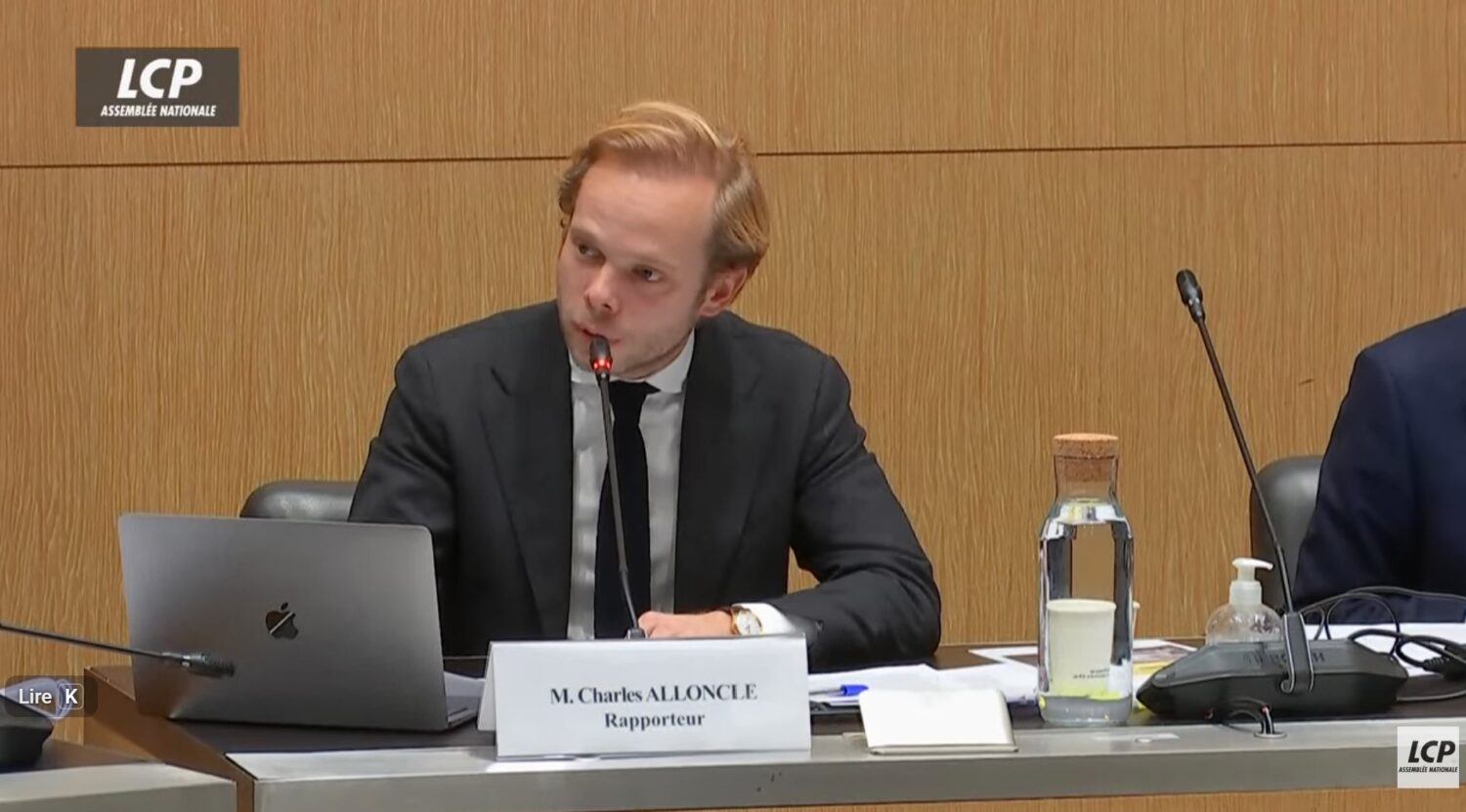 
		Commentaires sur « On tente de la bâillonner »: de nouvelles règles pour la commission audiovisuel public par Ravi au lit		