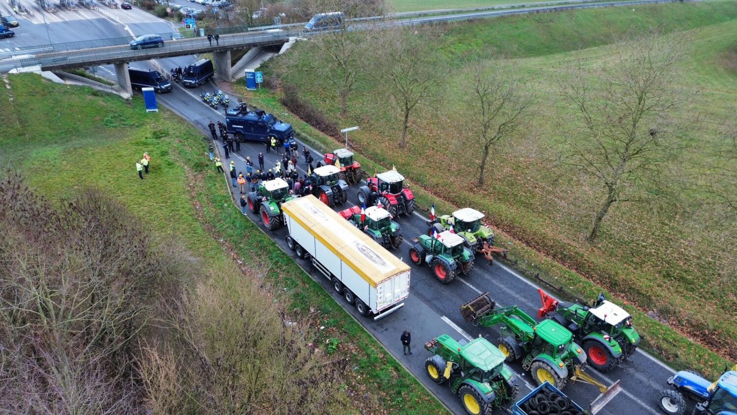 
		Commentaires sur [VOTRE AVIS] Pour Noël, les agriculteurs doivent-ils lever les barrages ? par Benny Hill		