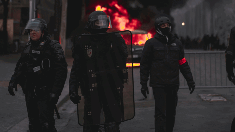 Photo de Alotrobo: https://www.pexels.com/fr-fr/photo/trois-pompiers-debout-pres-des-arbres-2348809/