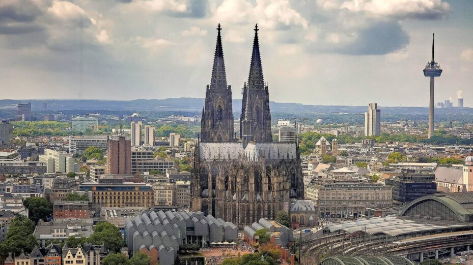 Photo de Paolo Bici: https://www.pexels.com/fr-fr/photo/vue-aerienne-de-la-cathedrale-de-cologne-et-du-paysage-urbain-33251690/
