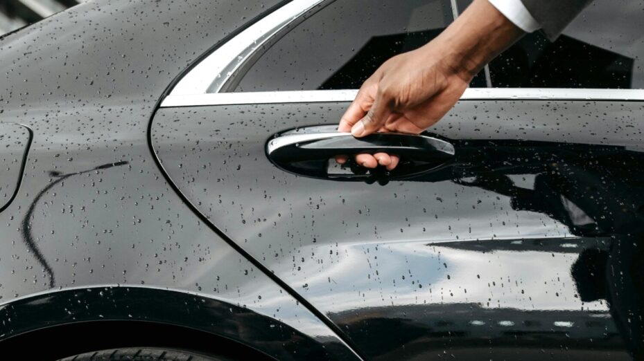 Photo de Pavel Danilyuk: https://www.pexels.com/fr-fr/photo/main-pluvieux-vehicule-travail-8425057/