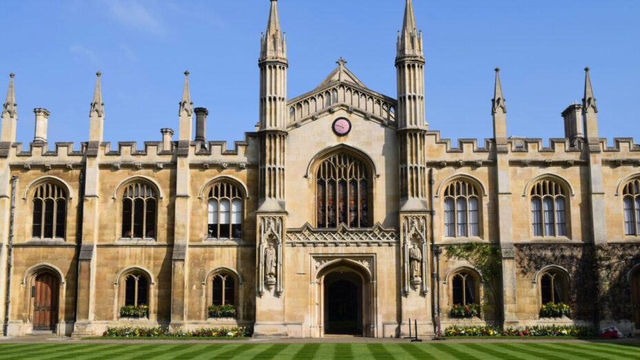 L'université de Cambridge. Photo de Ernie Marquez: https://www.pexels.com/fr-fr/photo/architecture-historique-du-cambridge-college-30450314/