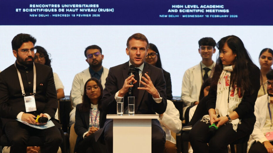 AFP NE PAS RÉUTILISER Emmanuel Macron au campus de l’All India Institute of Medical Sciences (AIIMS) à New Delhi le 18 février 2026. (Photo by Ludovic MARIN / AFP)