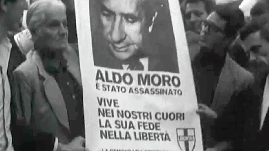 Hommage des Italiens à Aldo Moro, assassiné par les Brigades rouges. Capture d'écran Archivio Luce Cinecittà
