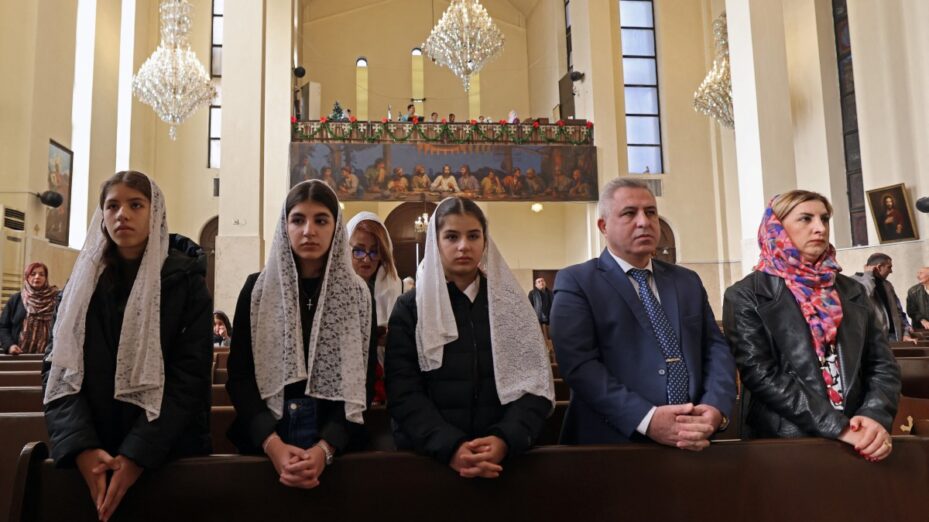 Des chrétiens iraniens assistent à une messe célébrant Noël arménien à la cathédrale arménienne Saint-Sarkis de Téhéran, le 6 janvier 2026. (Photo : Atta KENARE / AFP)