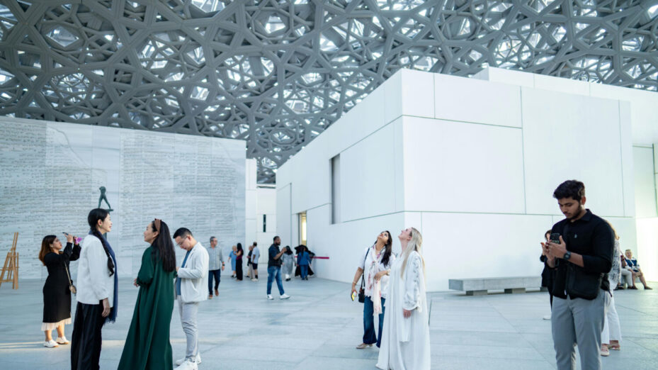 Photo de This And No Internet 25: https://www.pexels.com/fr-fr/photo/architecture-elegante-du-louvre-abu-dhabi-35336010/