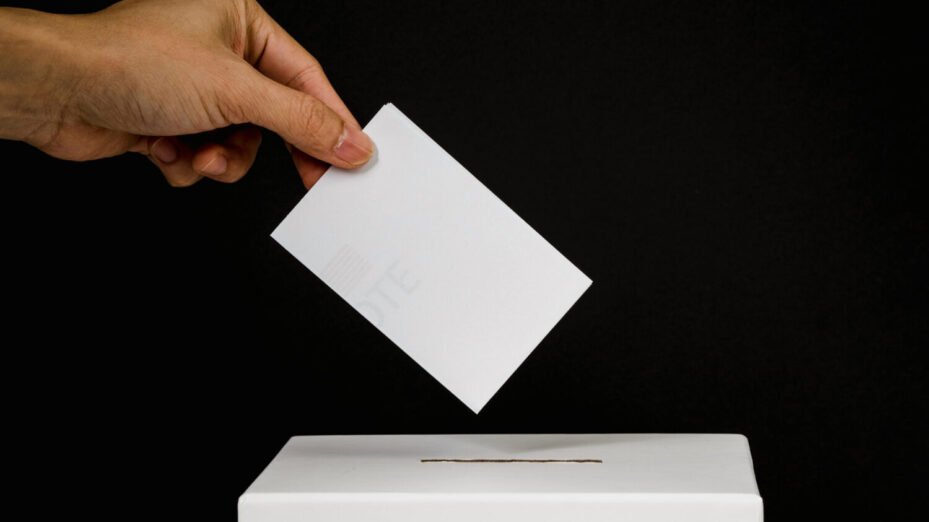 Photo de Sora Shimazaki: https://www.pexels.com/fr-fr/photo/photo-d-une-personne-abandonnant-un-vote-5935742/