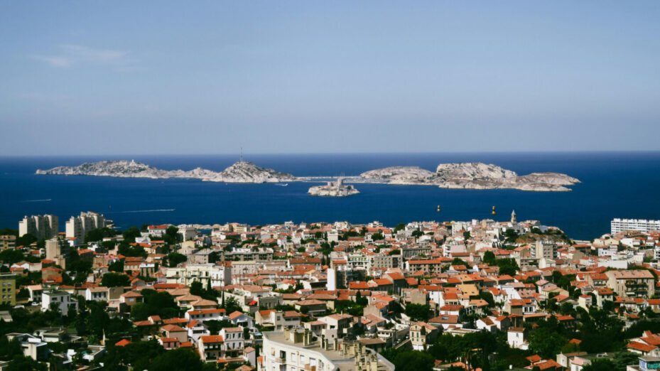 Photo de Jgcachafeiro: https://www.pexels.com/fr-fr/photo/vue-aerienne-de-marseille-avec-l-archipel-du-frioul-33693874/