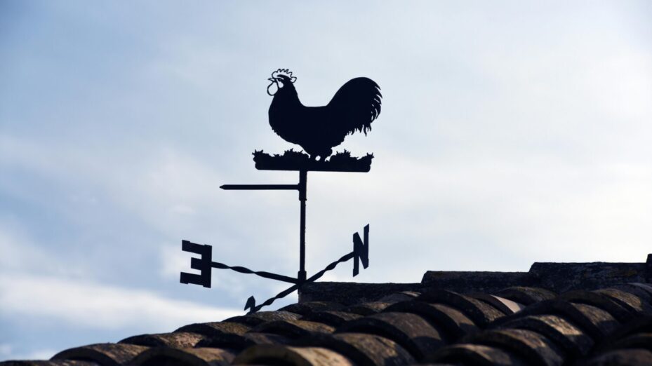 Photo de Pixabay: https://www.pexels.com/fr-fr/photo/girouette-a-cote-du-toit-36882/