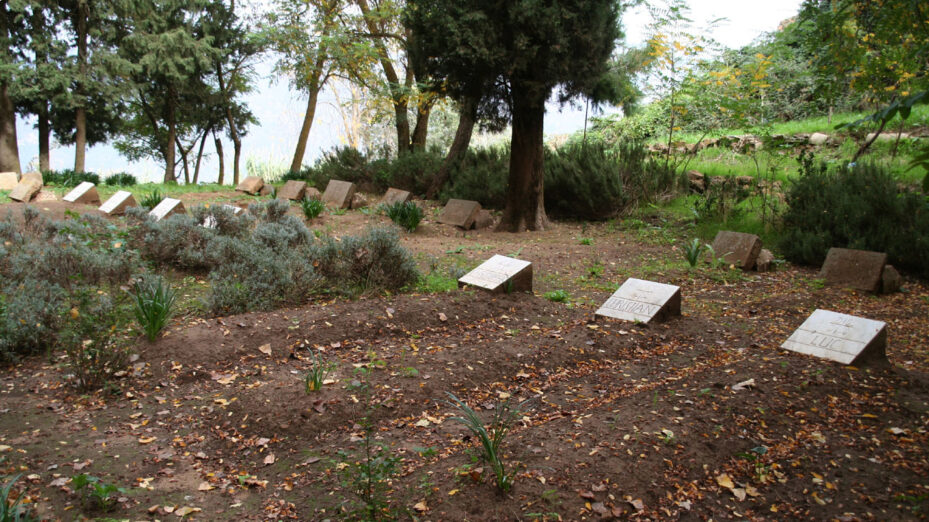 Le Cimetière de l'abbaye de Tibhirine. Par Ps2613 — Travail personnel, CC BY-SA 3.0, https://commons.wikimedia.org/w/index.php?curid=11511328