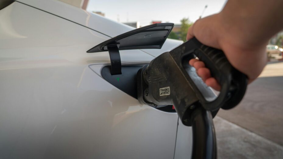 Photo de 04iraq: https://www.pexels.com/fr-fr/photo/recharge-de-voitures-electriques-a-la-station-transport-ecologique-35736773/