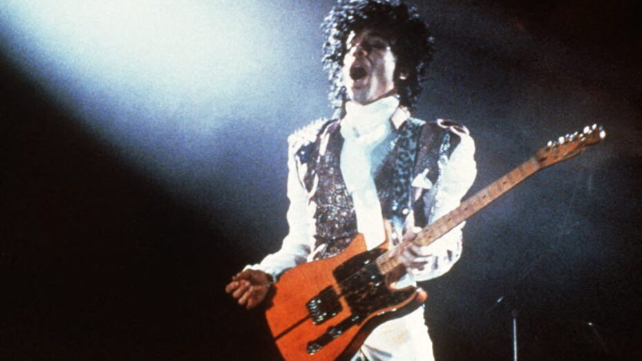 Portrait of American singer Prince (born on 07 June 1958 in Minneapolis) taken in February 1985 on stage in Paris.
Portrait du chanteur américain Prince (né le 07 juin 1958 à Minneapolis) pris en février 1985 à Paris.
(FILM)  AFP PHOTO/PASCAL GEORGE (Photo by AFP)
