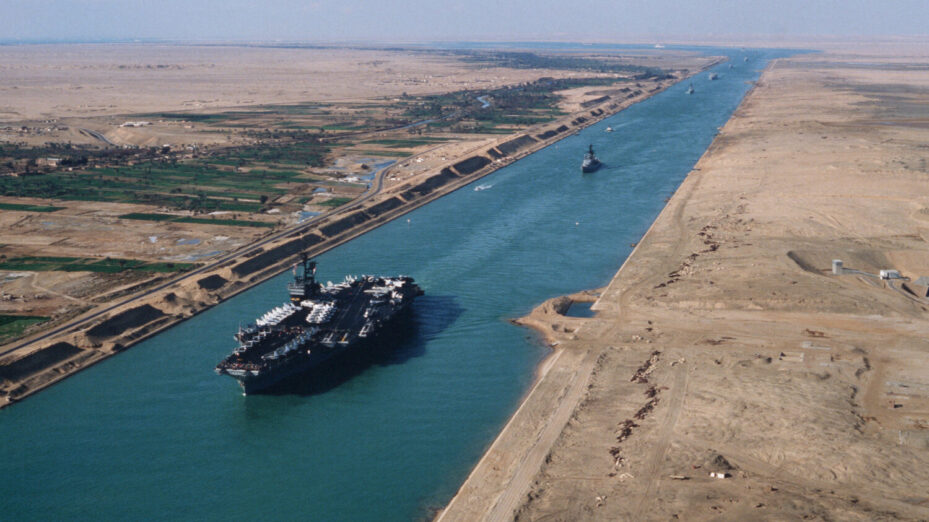 USS_America_(CV-66)_in_the_Suez_canal_1981 @Wikimedia commons