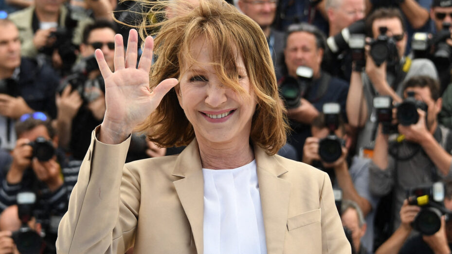 French actress Nathalie Baye waves on May 19, 2016 during a photocall for the film "It's Only The End Of The World (Juste La Fin Du Monde)" at the 69th Cannes Film Festival in Cannes, southern France. (Photo by ANNE-CHRISTINE POUJOULAT / AFP)
