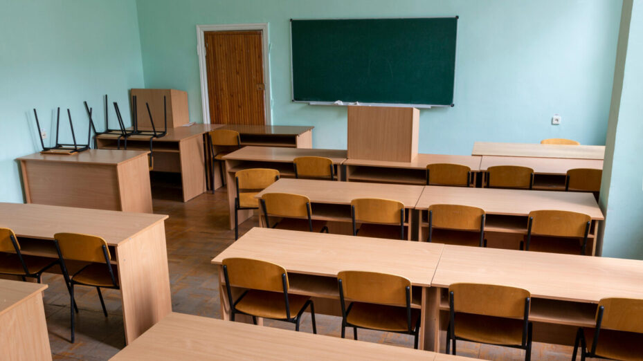 https://www.pexels.com/fr-fr/photo/salle-de-classe-vide-avec-tables-en-bois-et-tableau-noir-36650153/