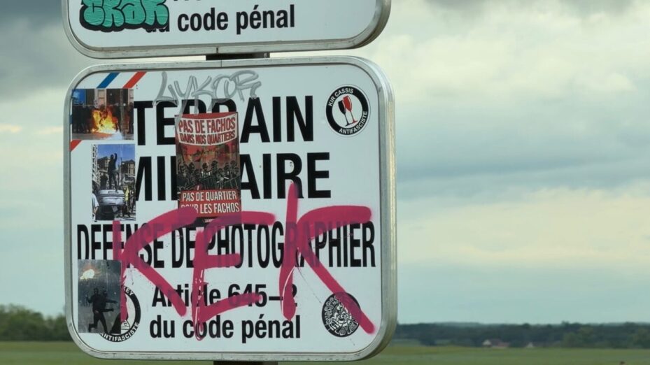 Autocollants antifascistes sur le terrain militaire de Bourges - Jean Bexon