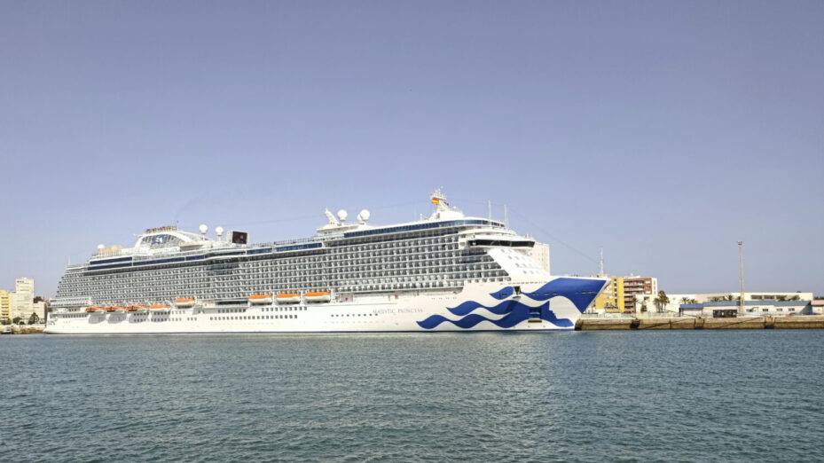 Photo de Antonio Garcia Prats: https://www.pexels.com/fr-fr/photo/navire-de-croisiere-amarre-dans-le-port-de-cadix-espagne-33007917/