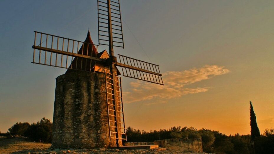 Moulin de Daudet au soleil couchant