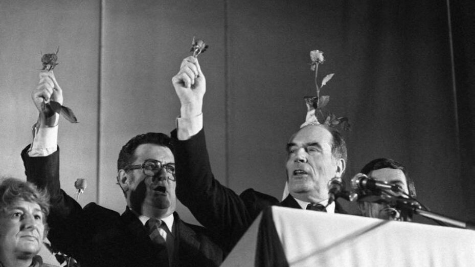 François Mitterrand, candidat du parti socialiste, chante l'Internationale en levant une rose à Nantes le 08 mai 1981, lors du dernier meeting avant le deuxième tour de l'élection présidentielle. (Photo by JEAN-CLAUDE DELMAS / AFP)