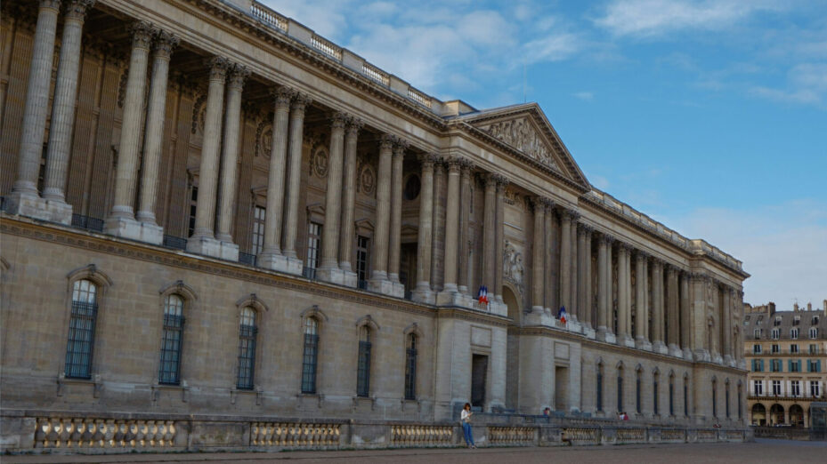 La colonnade de Perrault (état actuel). Photo de Jessie Garcia: https://www.pexels.com/fr-fr/photo/exterieur-historique-du-palais-du-louvre-a-paris-32593192/
