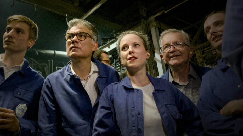 Le Nouveau Front Populaire en visite chez Duralex le 31 juillet 2024, en compagnie de François Bonneau, président de la région Centre-Val de Loire. (Photo by Guillaume SOUVANT / POOL / AFP)