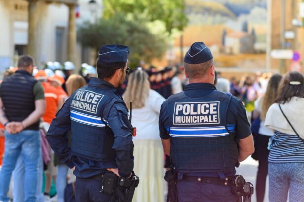 Policiers municipaux lors de la cérémonie du 8 mai 2026 à Auriol (Bouches-du-Rhône)