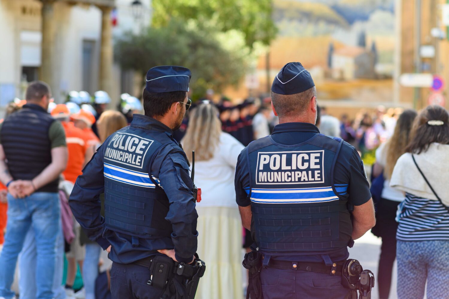 Policiers municipaux lors de la cérémonie du 8 mai 2026 à Auriol (Bouches-du-Rhône)