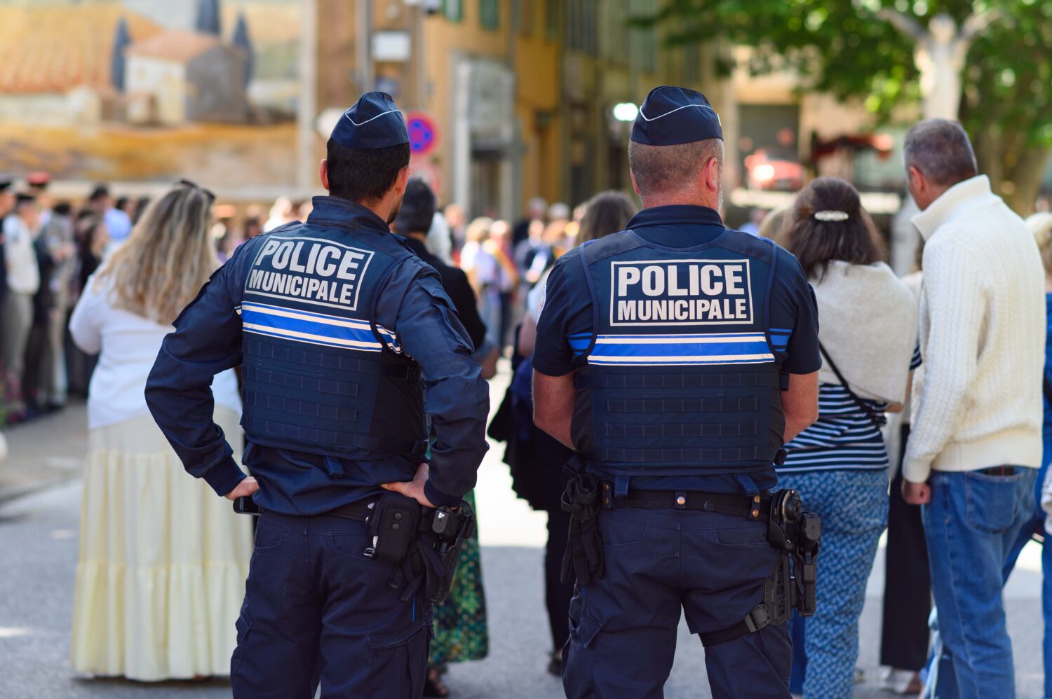 Policiers municipaux lors de la cérémonie du 8 mai 2026 à Auriol (Bouches-du-Rhône)
