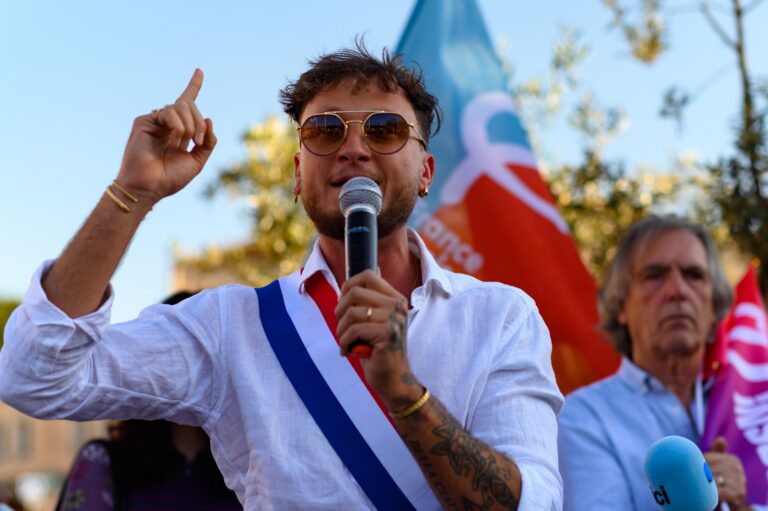 Raphaël Arnault, député LFI et fondateur de la Jeune Garde, lors d'une manifestation à Vauvert (Gard) le 20 mai 2026