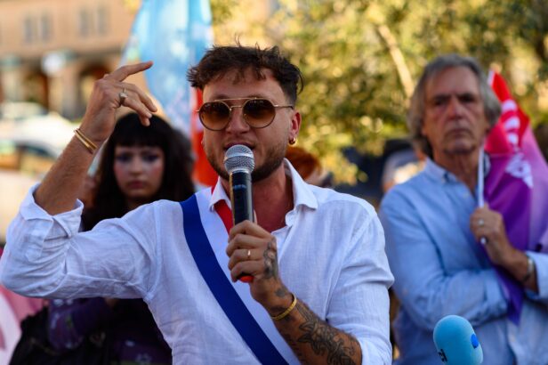 Raphaël Arnault, député LFI et fondateur de la Jeune Garde, lors d'une manifestation à Vauvert (Gard) le 20 mai 2026
