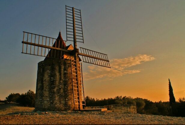 Moulin de Daudet au soleil couchant