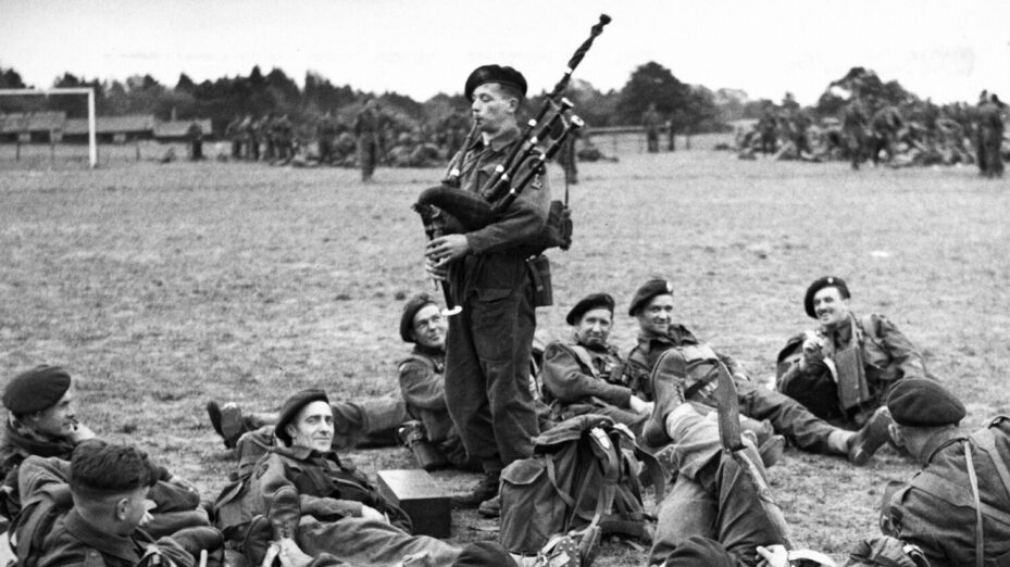 Le célèbre Bill Millin, qui a pu inspirer la statue de Bréville-les-Monts. Source : https://warfarehistorynetwork.com/article/the-story-of-bill-millin-lord-lovats-mad-piper-of-sword-beach/