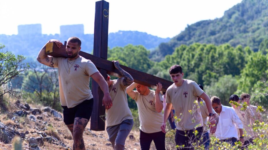 Chemin de croix et installation d'un calvaire à Villeneuve-Loubet (Alpes-Maritimes)