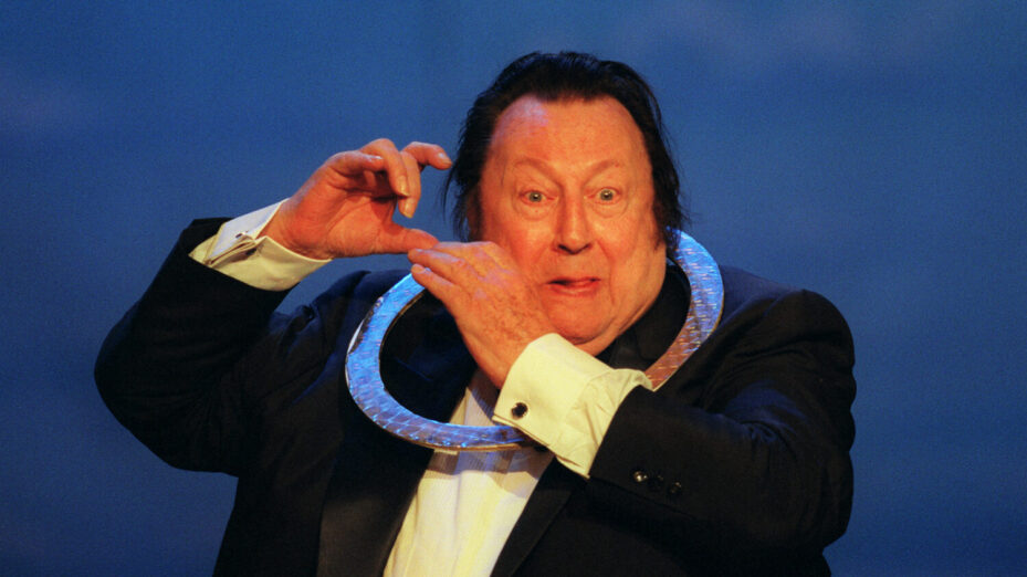 l'humoriste Raymond Devos présente un sketch, le 08 mai 2000 sur la scène de l'Opéra Comique à Paris, lors de la 14ème édition des Molières au cours de laquelle il a reçu un Molière d'honneur. AFP PHOTO JEAN-PIERRE MULLER  (ELECTRONIC IMAGE) (Photo by JEAN-PIERRE MULLER / AFP)