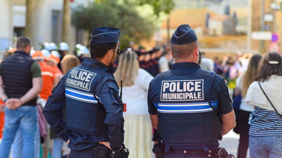 Policiers municipaux lors de la cérémonie du 8 mai 2026 à Auriol (Bouches-du-Rhône)