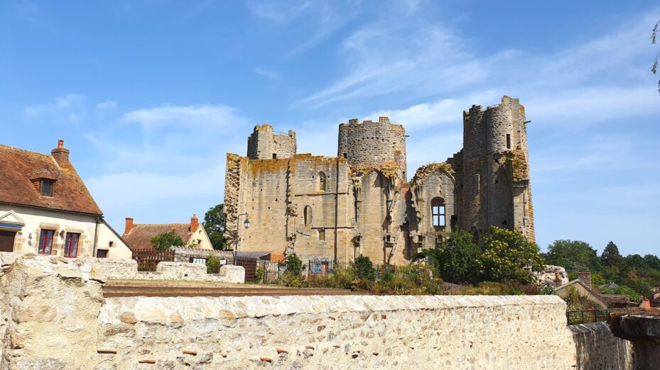 Le château de Bourbon-l'Archambault. Photo d'É. Lombard.