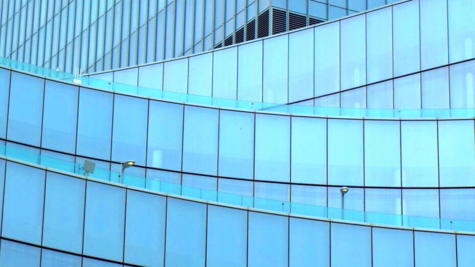 Photo de Ronald Hayward: https://www.pexels.com/fr-fr/photo/coin-d-un-immeuble-en-verre-dans-une-metropole-moderne-4460708/