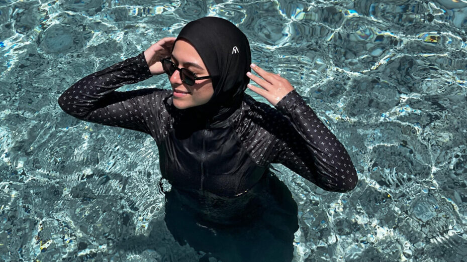 Photo de Tomris🇹🇷: https://www.pexels.com/fr-fr/photo/femme-en-maillot-de-bain-profitant-d-une-journee-a-la-piscine-32862944/