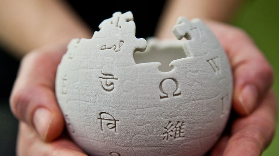 Par Lane Hartwell — derived from File:Wikipedia_mini_globe_handheld.jpg, CC BY-SA 3.0, https://commons.wikimedia.org/w/index.php?curid=22566371