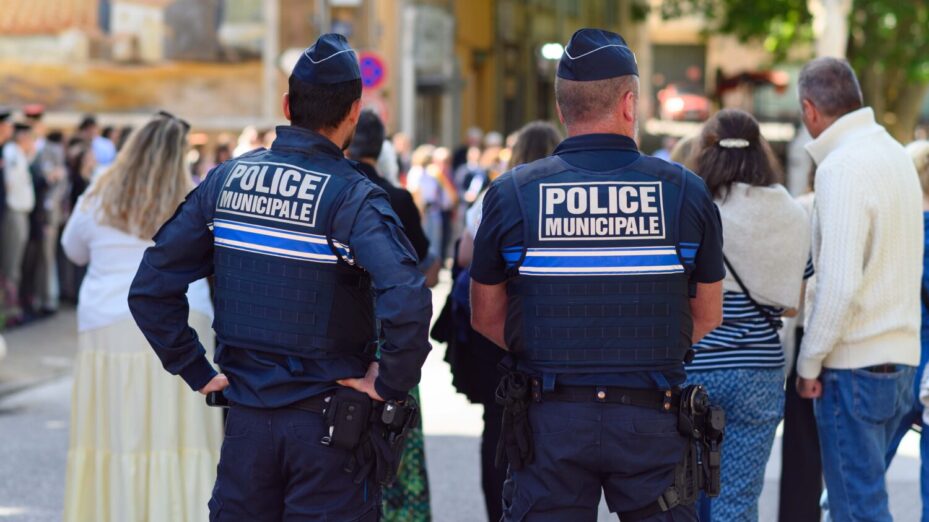Policiers municipaux lors de la cérémonie du 8 mai 2026 à Auriol (Bouches-du-Rhône)